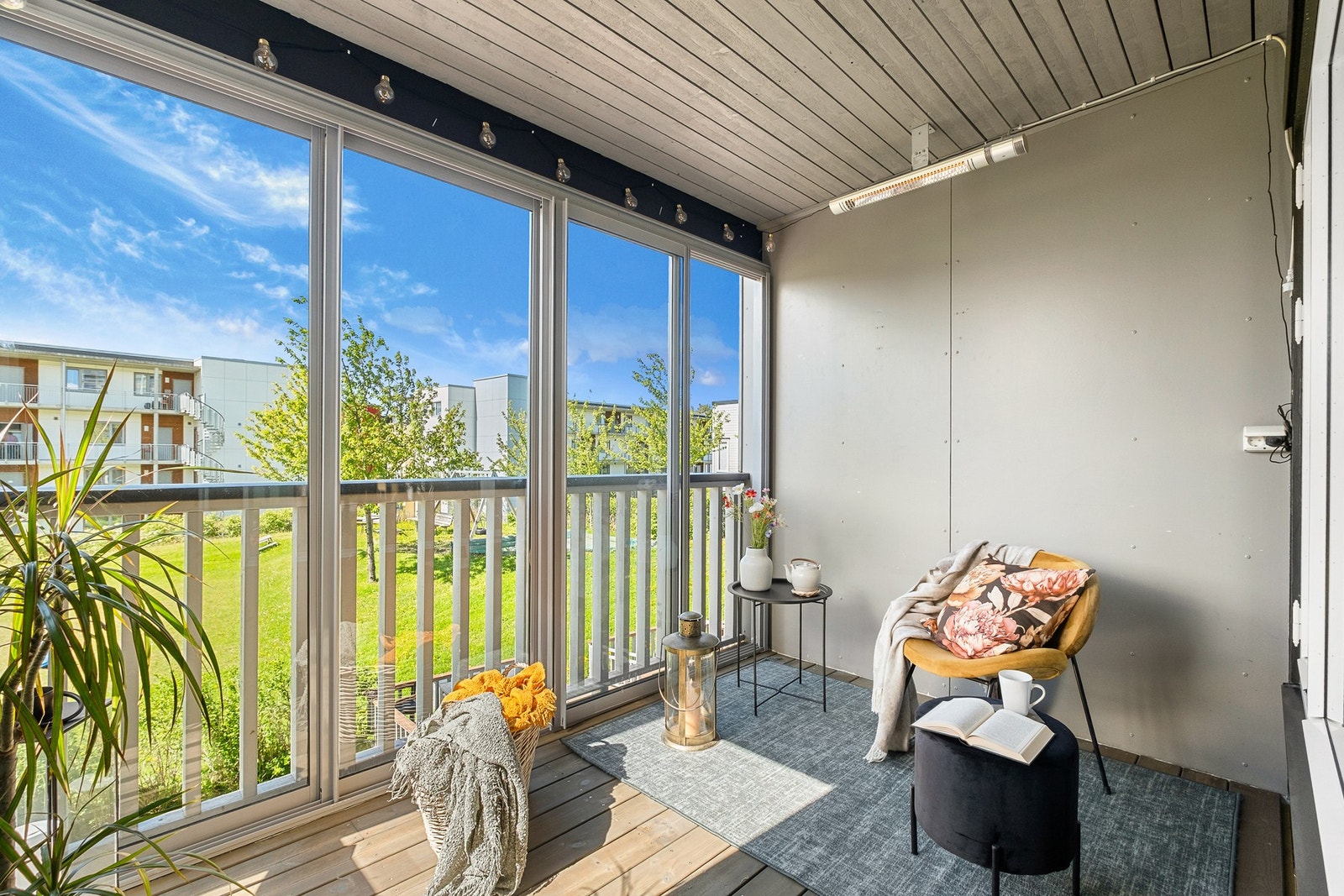 Utgang til innglasset balkong fra stuen, en herlig forlengelse av stuen store deler av året. Galleribilde