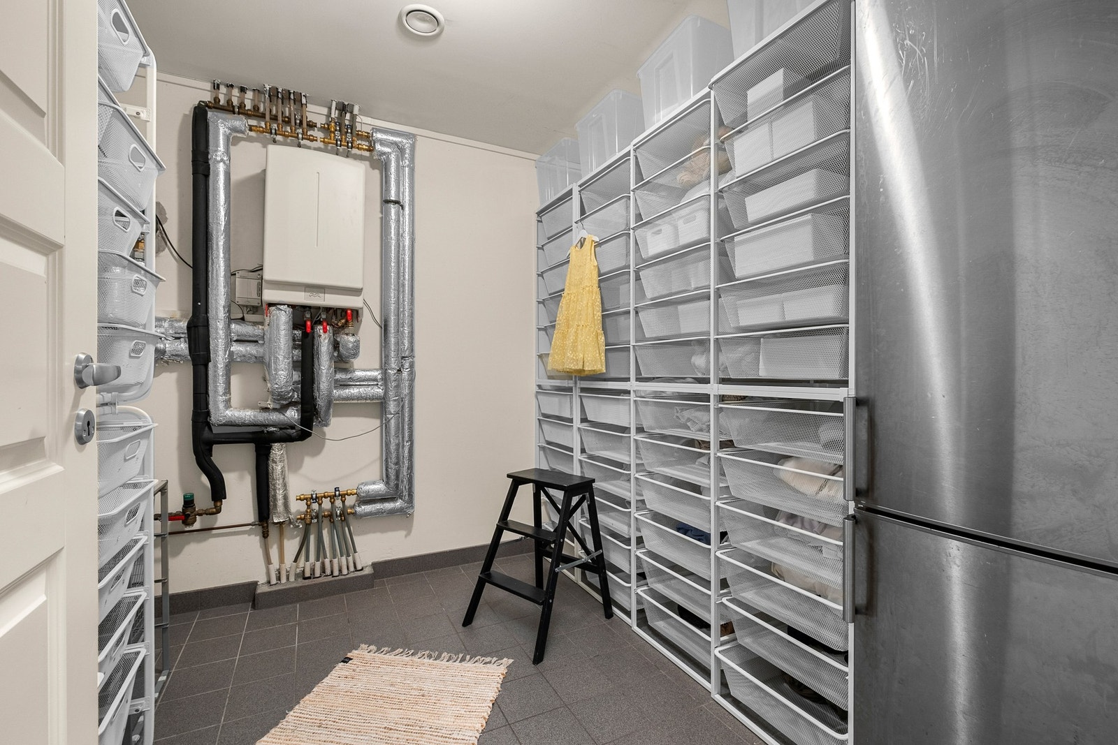 Teknisk rom med gode oppbevaringsmuligheter. Galleribilde