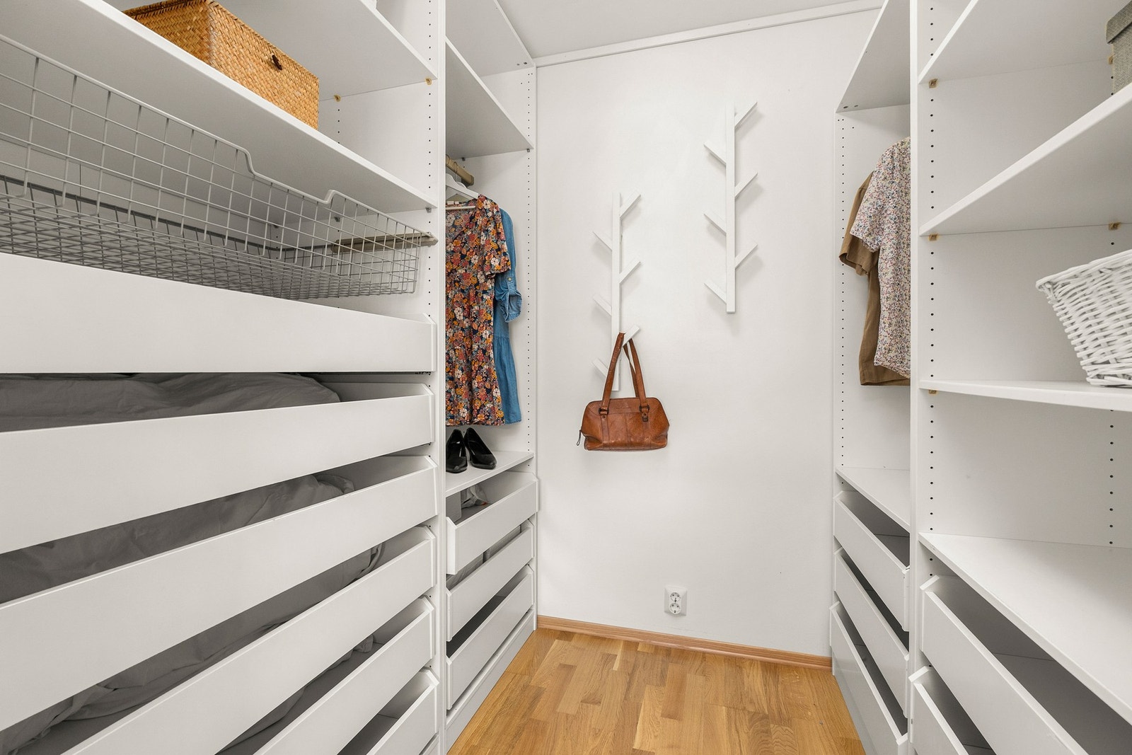 Walk-in garderobe ifbm. hovedsoverommet. Rommet er på 4 kvm. Galleribilde