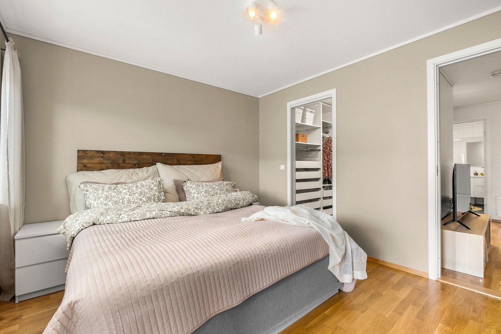 Soverommet har egen praktisk walk-in closet løsning. Galleribilde