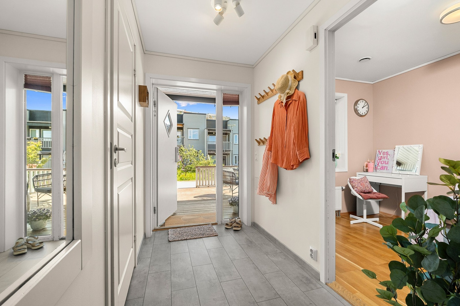 Innbydende entrè med plass til å henge fra seg yttertøy. Galleribilde