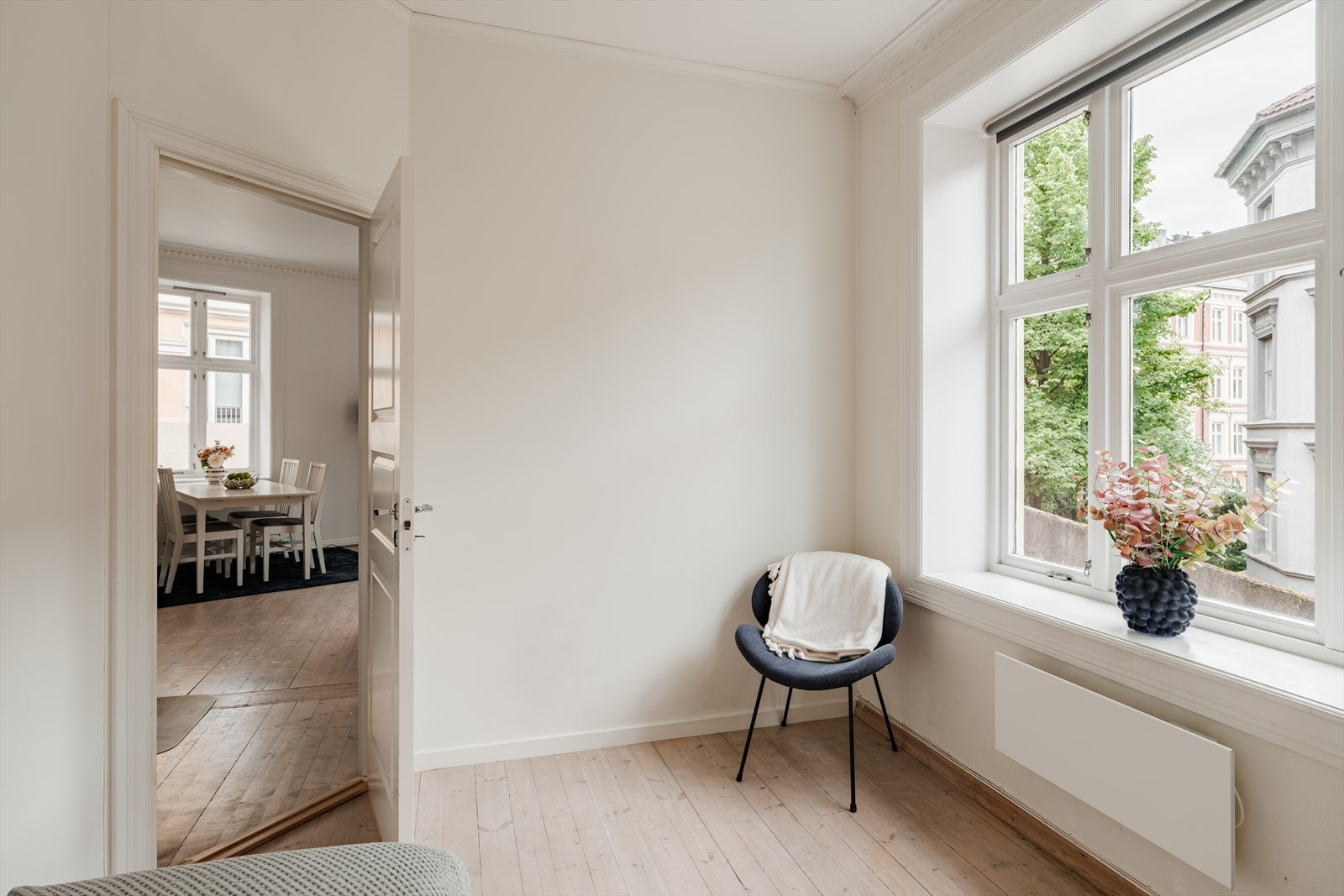 Begge rommene har plass til seng, skap og skrivebord. Galleribilde