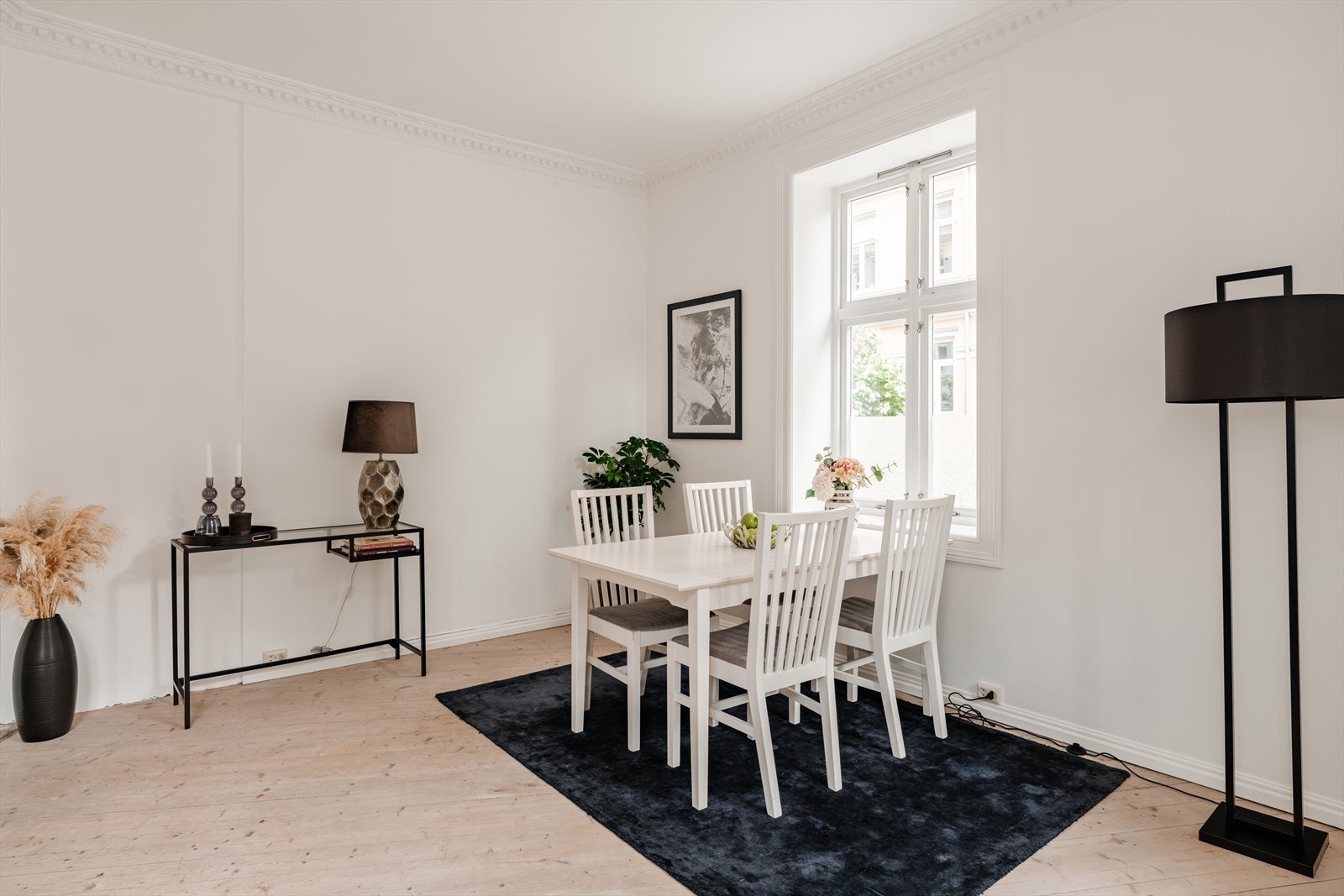 Stuen har overflater med slipt tregulv og lyse vegger malt i 2022. Galleribilde