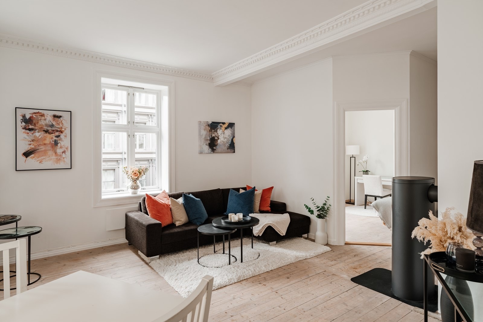 Det er godt med lysinnslipp fra flere himmelretninger og store vindusflater som sikrer god atmosfære og et luftig inntrykk. Galleribilde