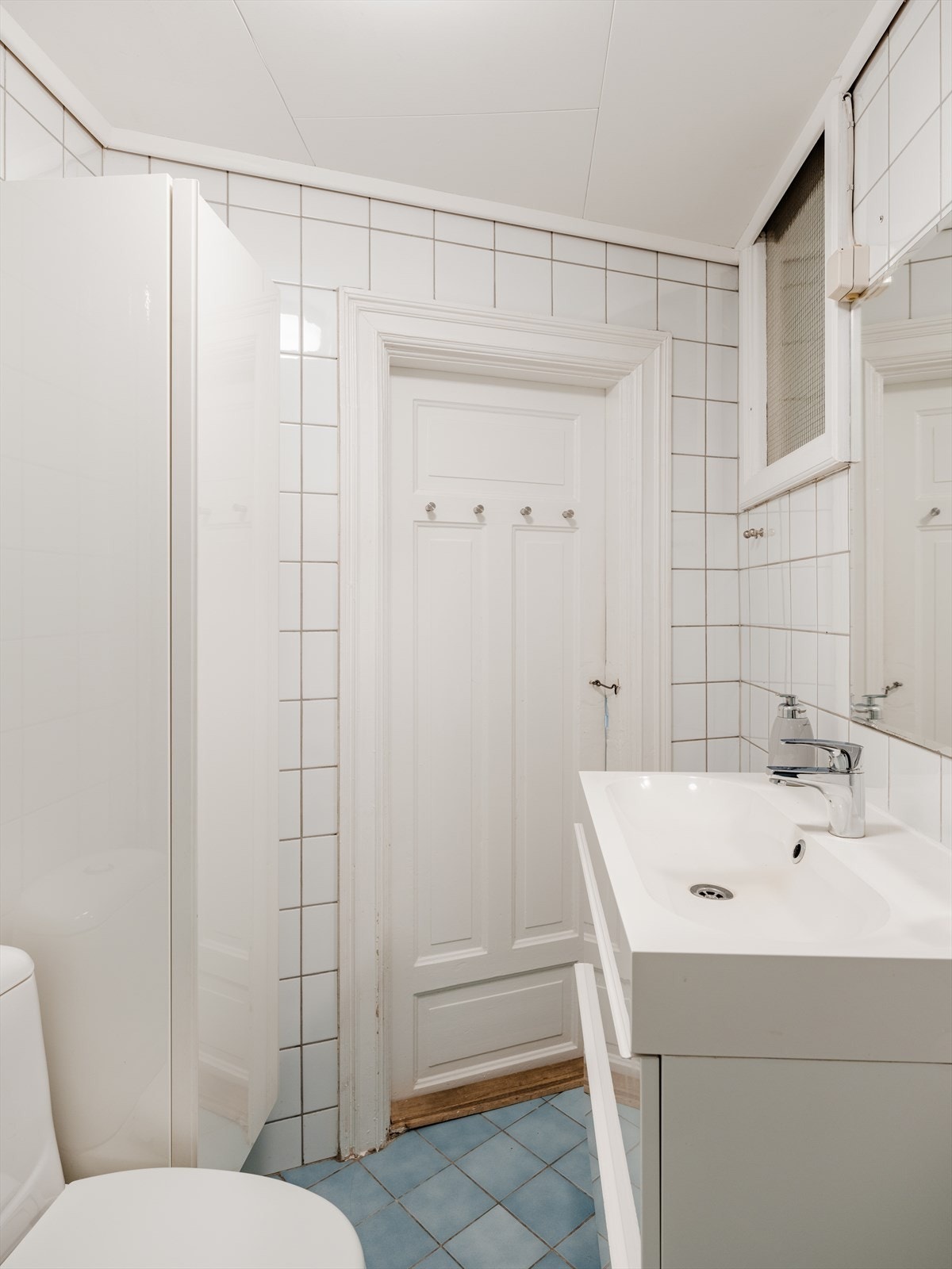 Badet er innredet med toalett, dusjhjørne med dusjvegger og servant i baderomsinnredning. Galleribilde