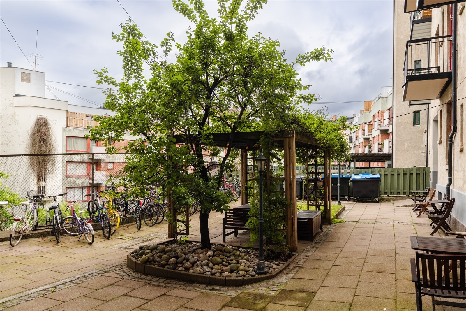 Pent opparbeidet med brostein og beplantning. Galleribilde