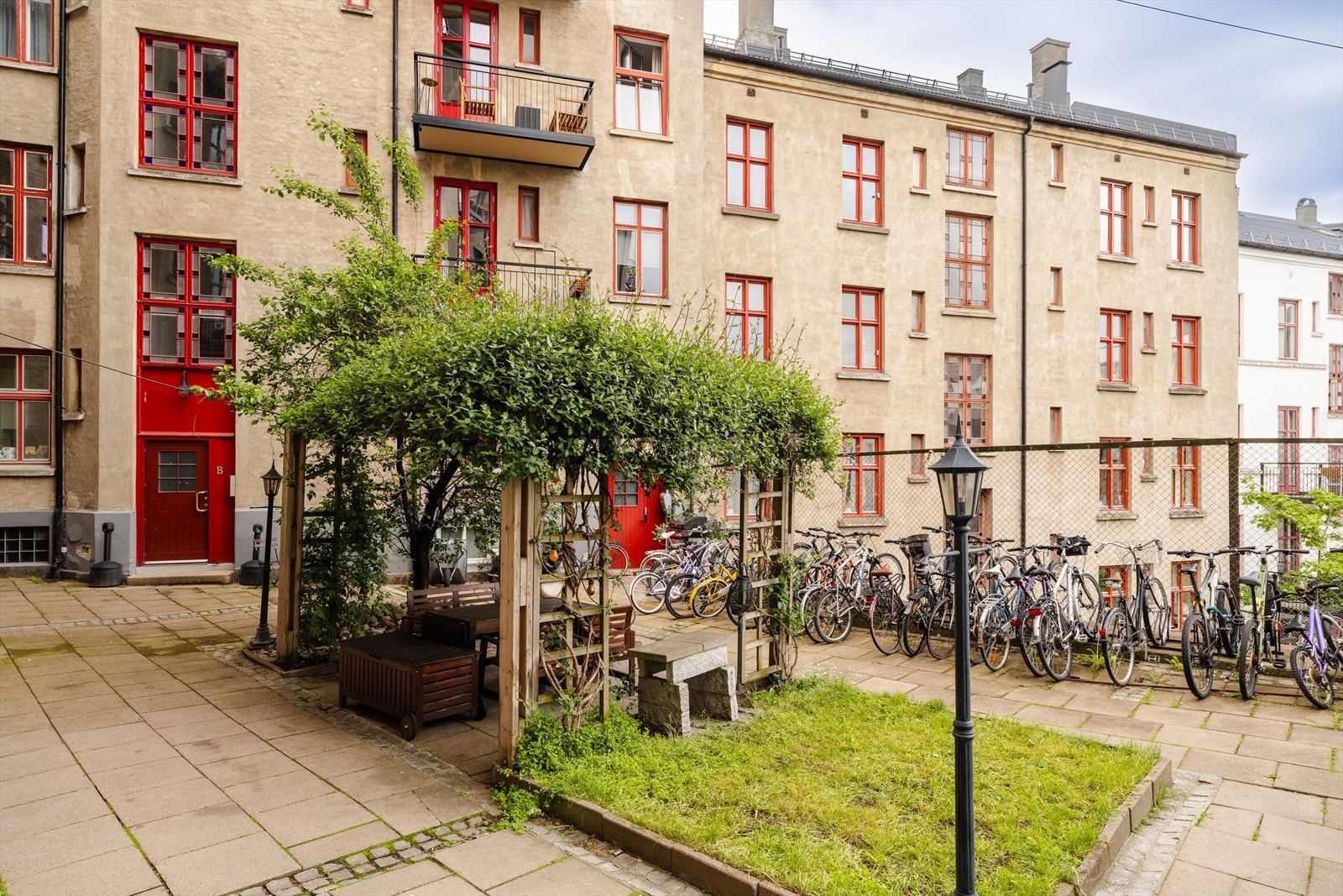 Skjermet og hyggelig bakgård med ettermiddagssol. Galleribilde