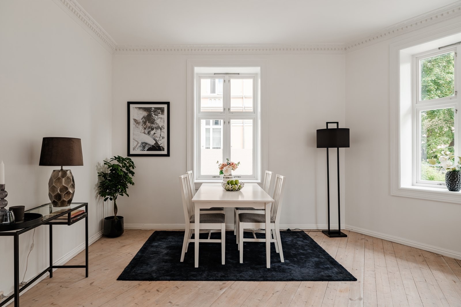 I stuen er det god plass til både sofagruppe med tilhørende stuemøblement og stort spisebord. Galleribilde