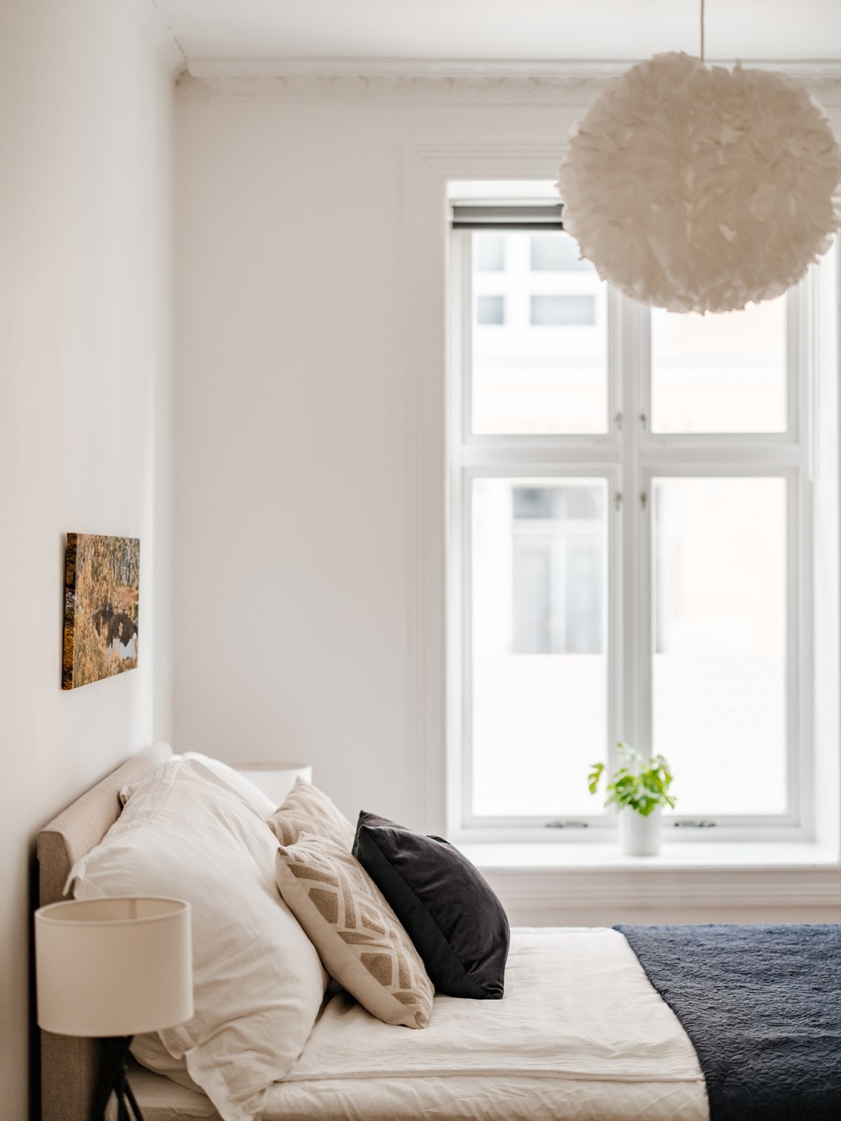 På soverommet er det god plass til dobbeltseng, nattbord og garderobeskap Galleribilde