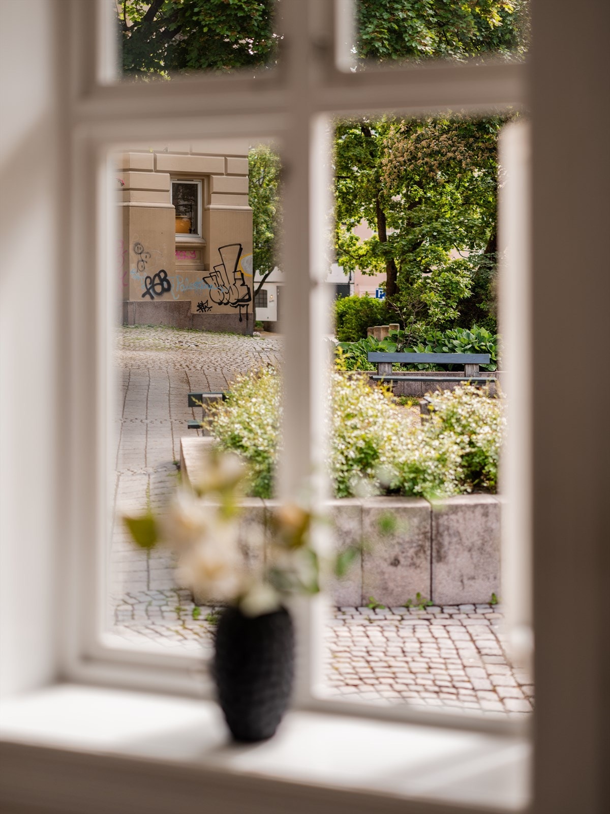 Fra vinduene er det pent utsyn mot Ruth Maiers plass. Galleribilde