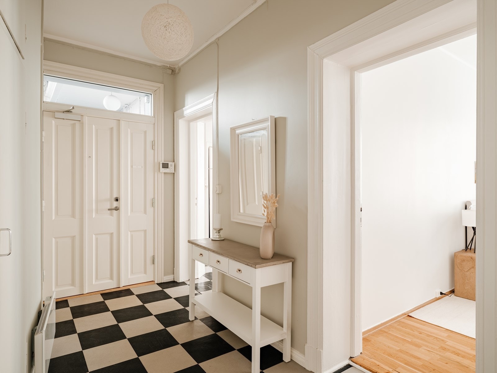 I gangen er det plass til knagger og skohylle for praktisk oppbevaring av yttertøy og sko. Galleribilde