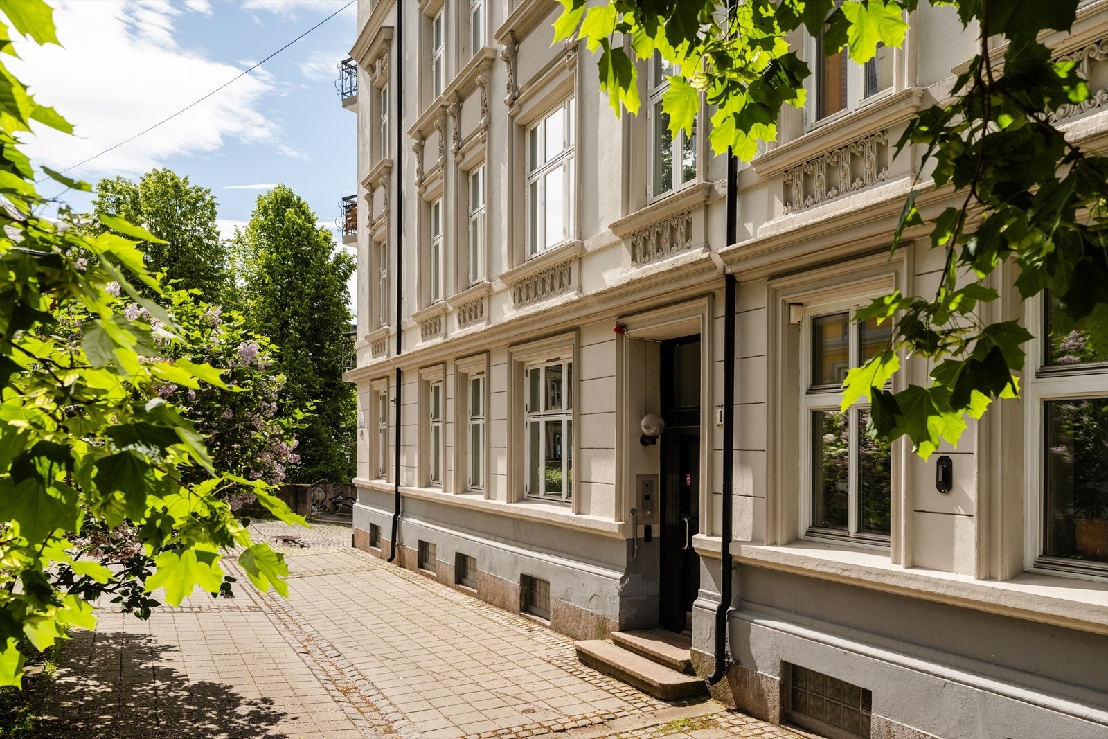 Leiligheten ligger sentralt på St. Hanshaugen som er et populært boligstrøk i Oslo preget av klassisk bygårdsbebyggelse. Galleribilde