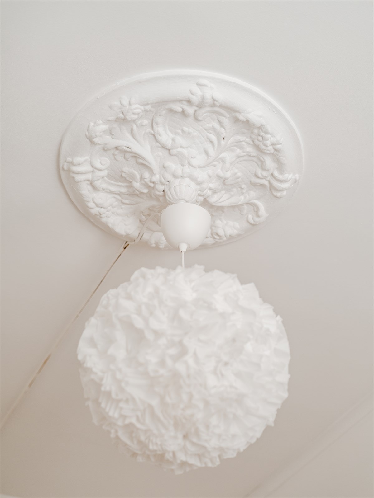 Soverommet har både rosett og stukkatur i himlingen. Galleribilde