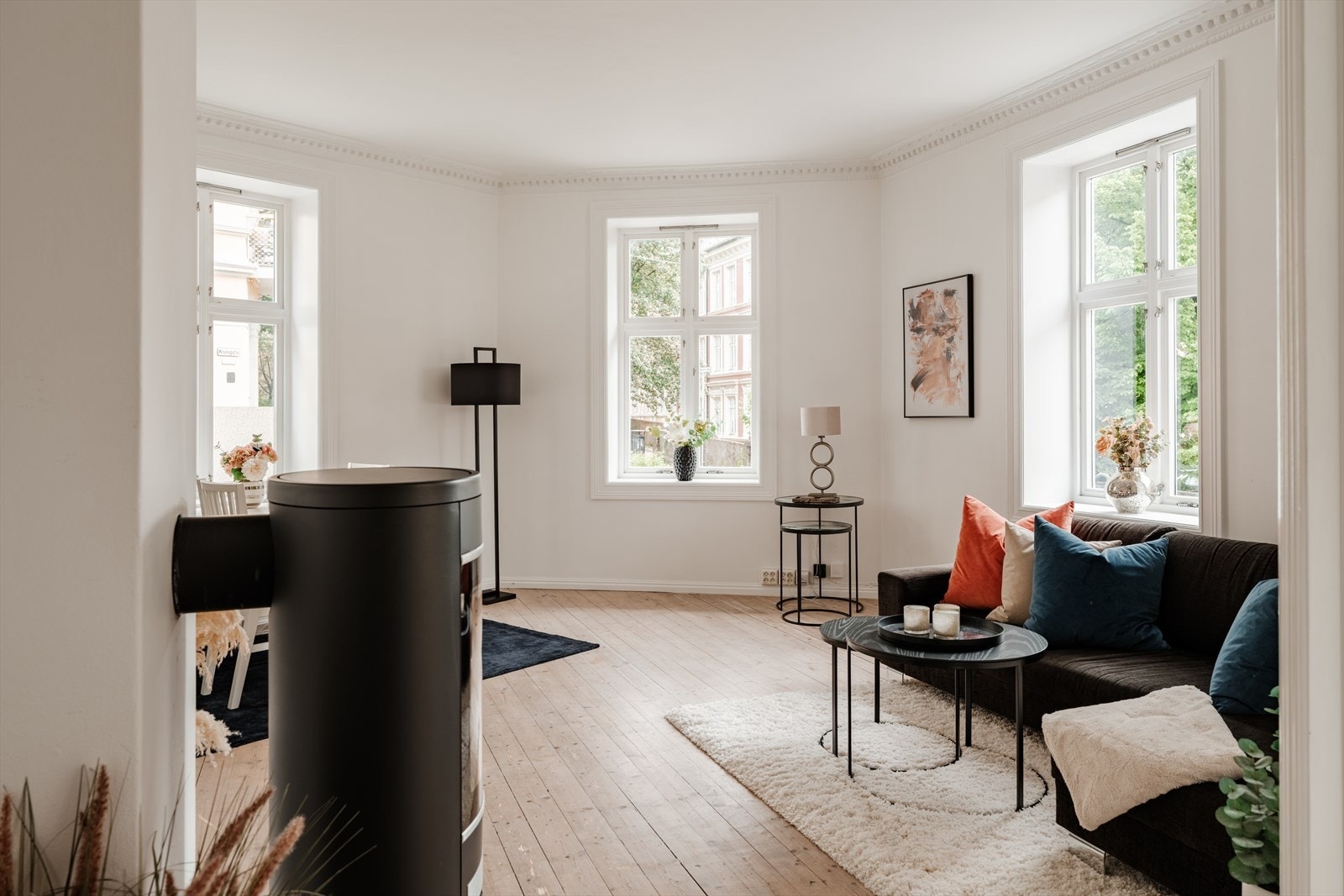 Leiligheten ligger i 1. etasje og inneholder entré, kjøkken, stue, bad, kott og tre soverom. Galleribilde