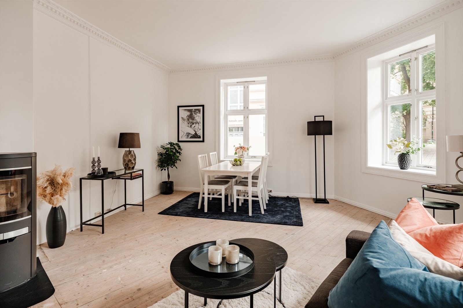 Leilighetens naturlige samlingspunkt er den romslige hjørnestuen. Her kombineres klassiske bygårdsdetaljer som stukkatur og generøs takhøyde med store vindusflater og utsyn mot Ruth Maiers plass. Galleribilde