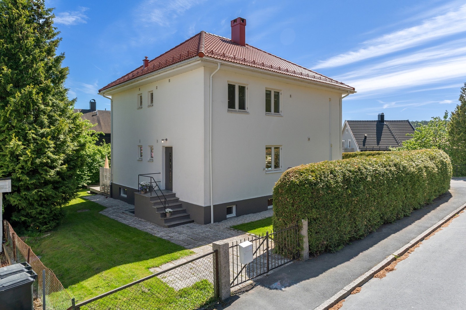 Fasade i mur og med nyere tak og vinduer er det begrenset med vedlikeholdsbehov. Galleribilde