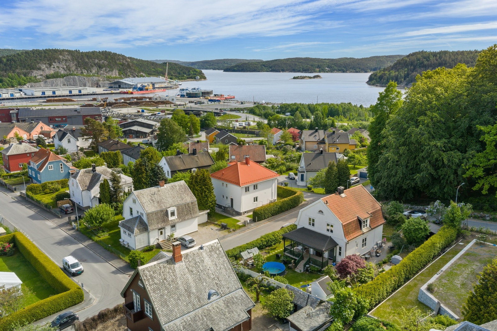 Den sentrale beliggenheten gir enkel tilgang til byen, sjøen og fine turområder blant annet rundt Rød Herregård. Galleribilde