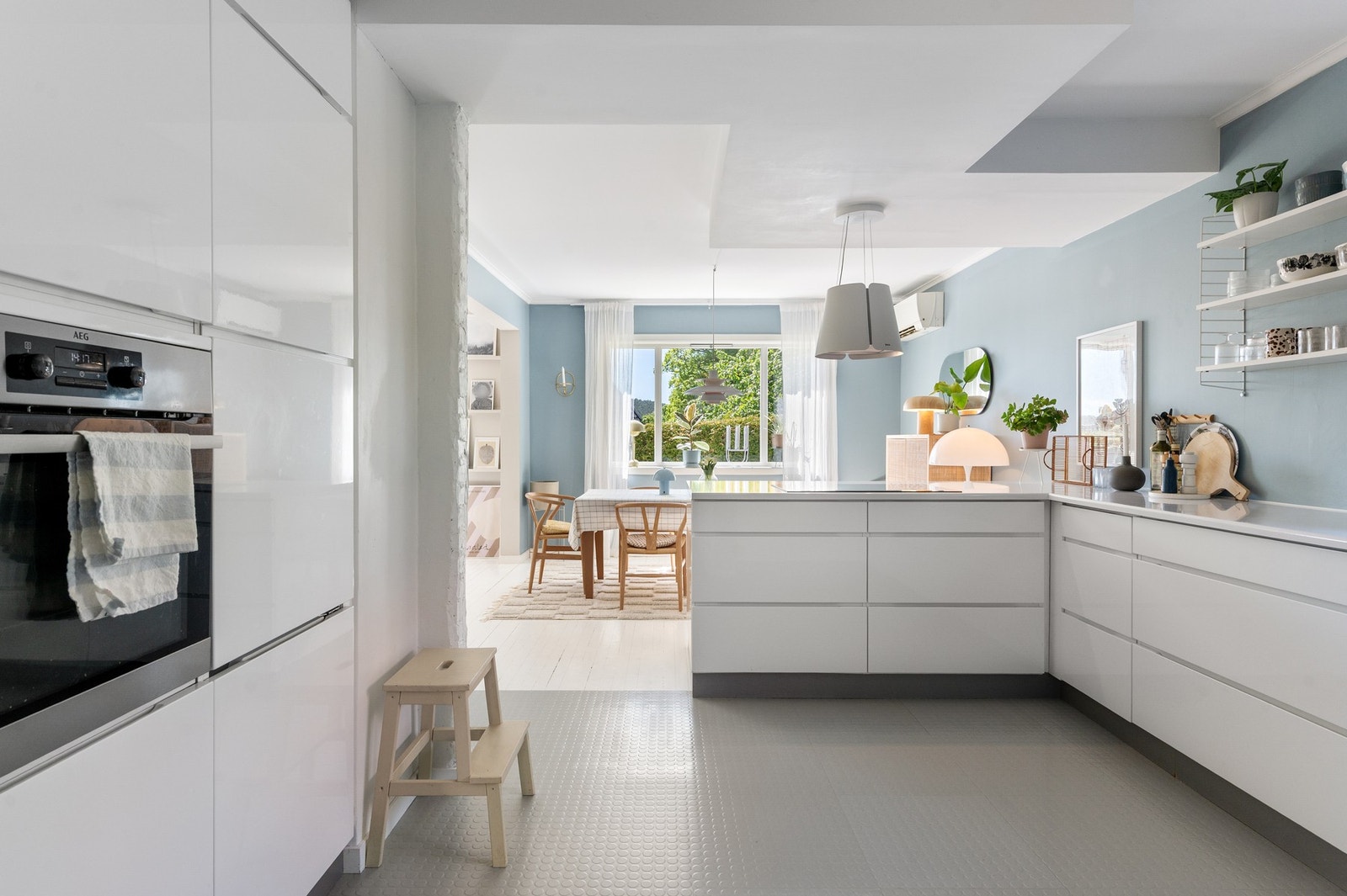 De moderne frontene og innebygde hvitevarene matcher godt med stilen i huset. Galleribilde