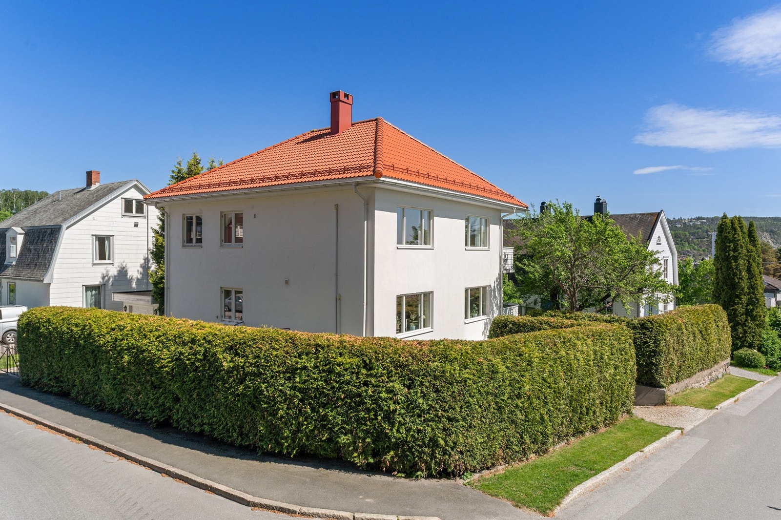 Boligen har en veldig sentral og attraktiv beliggenhet ved Halden stadion og Rød Herregård. Galleribilde