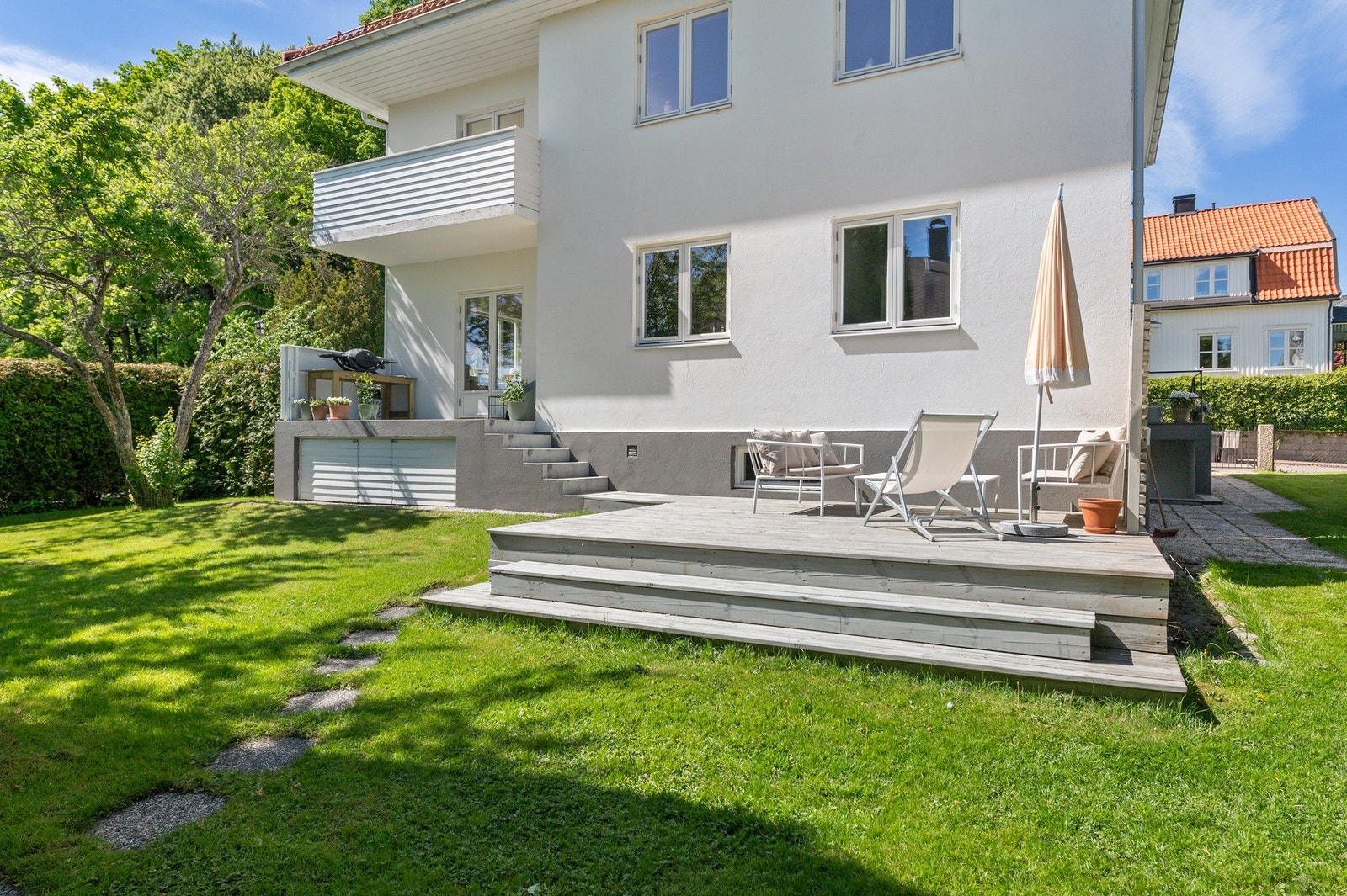 Med terrasse i 1. etasje og balkong i 2. etasje har man godt med uteplass å boltre seg på. Galleribilde