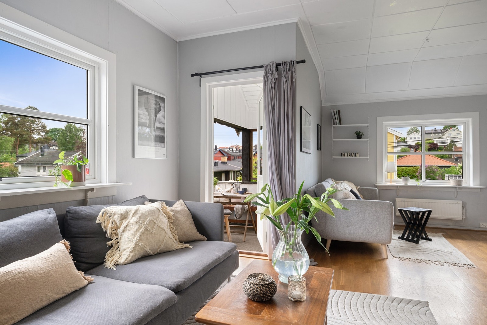 2. etasje utgjør boligens andre godkjente boenhet, med lys stue, kjøkken, bad, soverom og utgang til balkong. Galleribilde