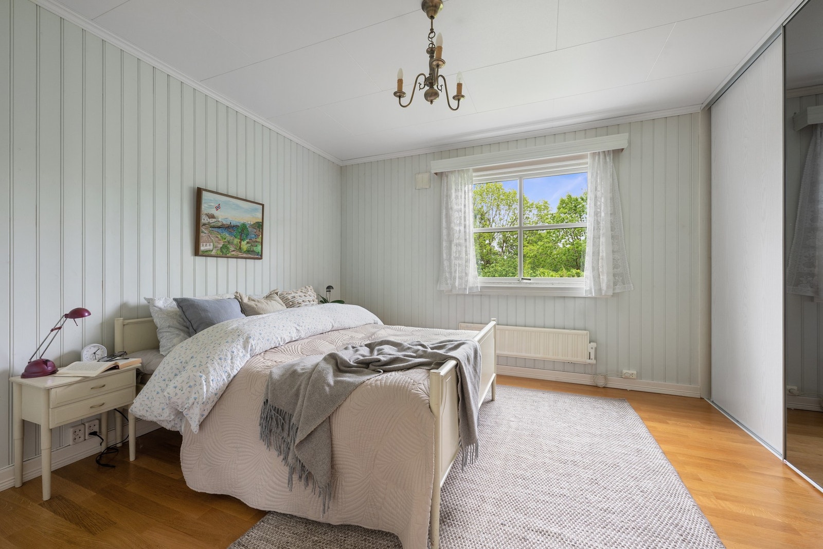 Soverom i 1. etasje med god størrelse, grønt utsyn og praktisk skyvedørsgarderobe langs veggen. Galleribilde