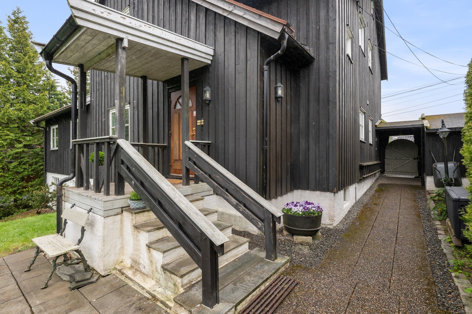 Velkommen inn til Ostadalsveien 14, en hel tomannsbolig med to boenheter, garasje og et stort potensial. Galleribilde
