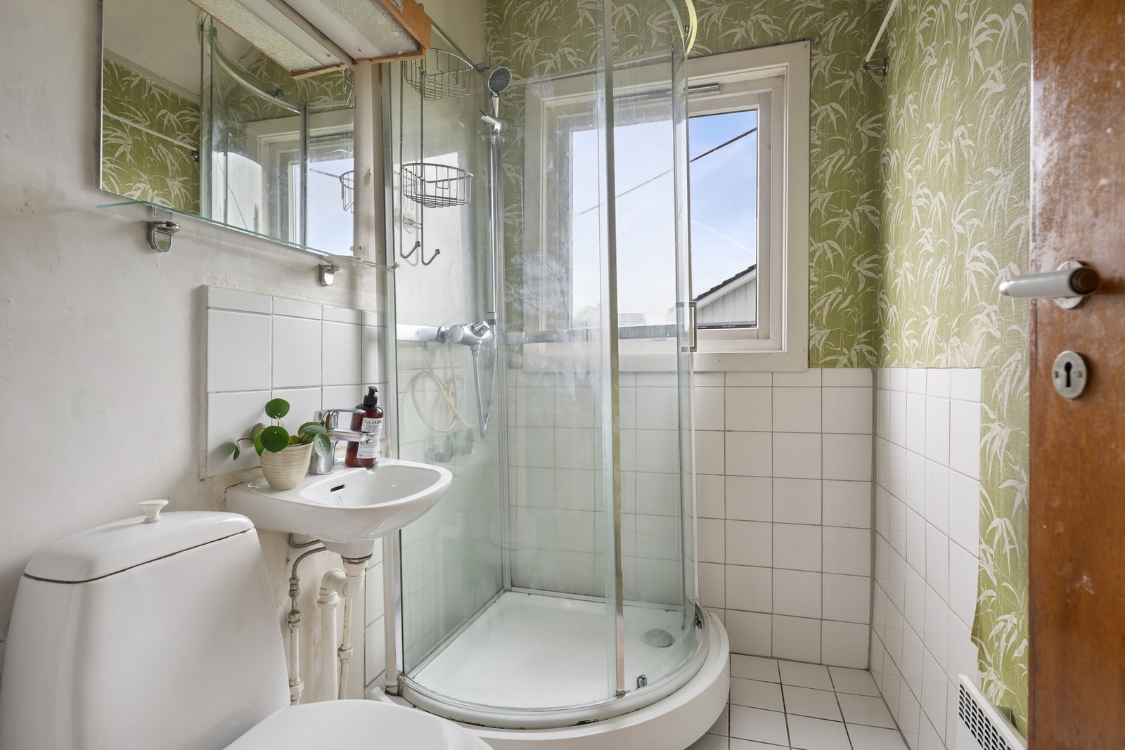 Badet i 2. etasje er av eldre dato og har dusjkabinett, servant og toalett. For nærmere teknisk tilstand vises det til tilstandsrapporten. Galleribilde
