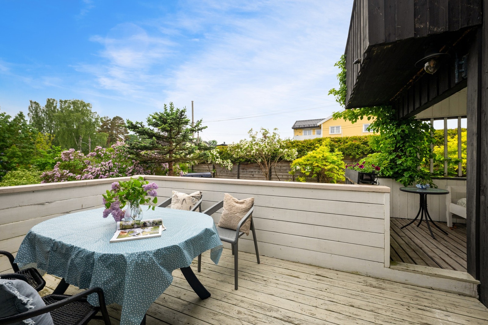 Her er det god plass til utemiljø og oppholdssoner, med en fin kombinasjon av terrasse, grønt preg og nærhet til hagen. Galleribilde
