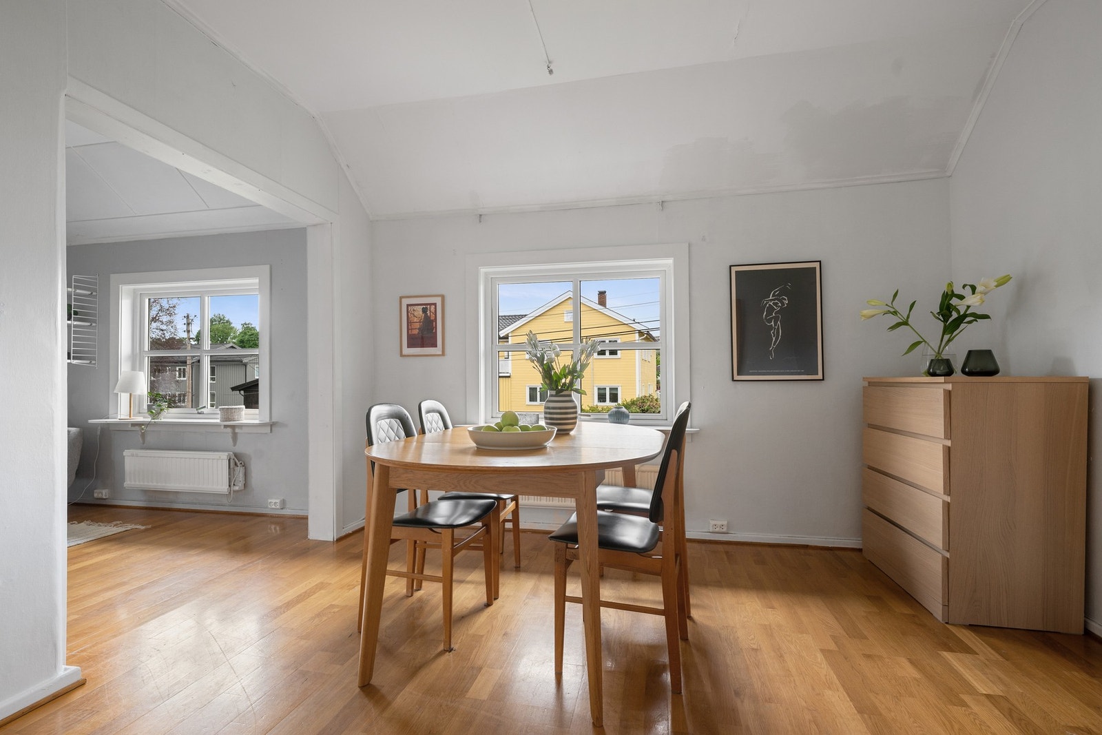 Stue/spiseplass med godt lysinnslipp og åpen forbindelse mot oppholdsrommet. Galleribilde