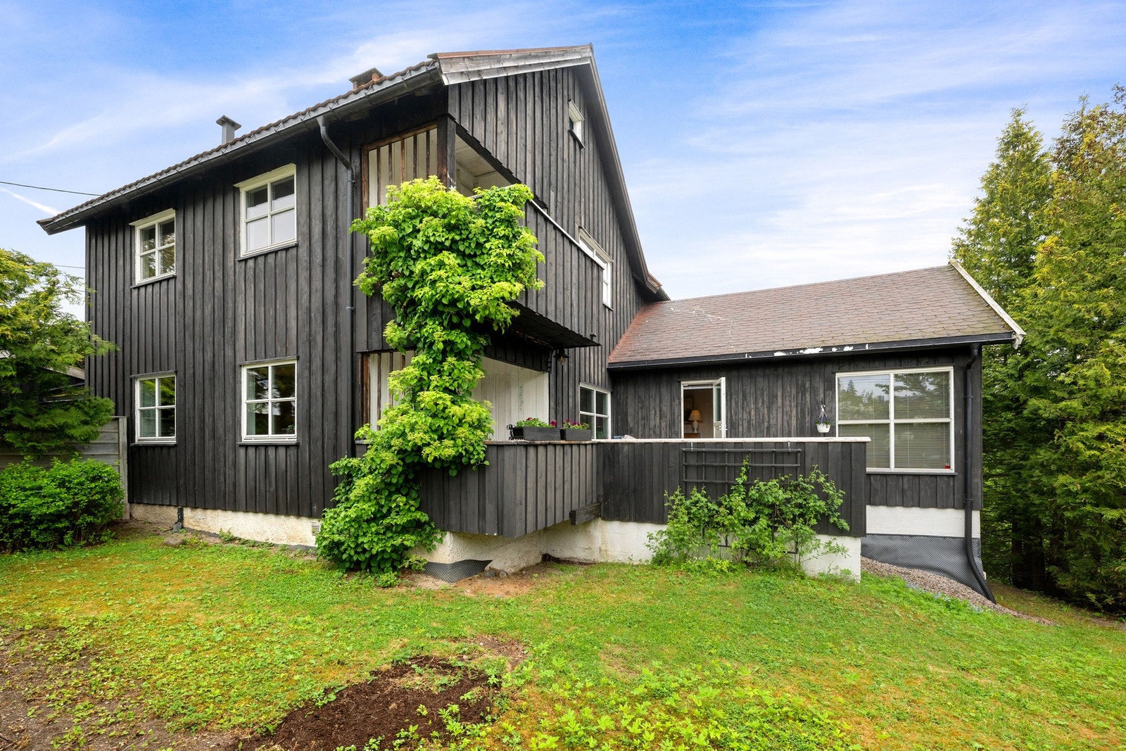 Hel tomannsbolig med to godkjente boenheter, stor tomt, garasje og et betydelig potensial for deg som ønsker å skape et hjem etter egne ønsker. Galleribilde