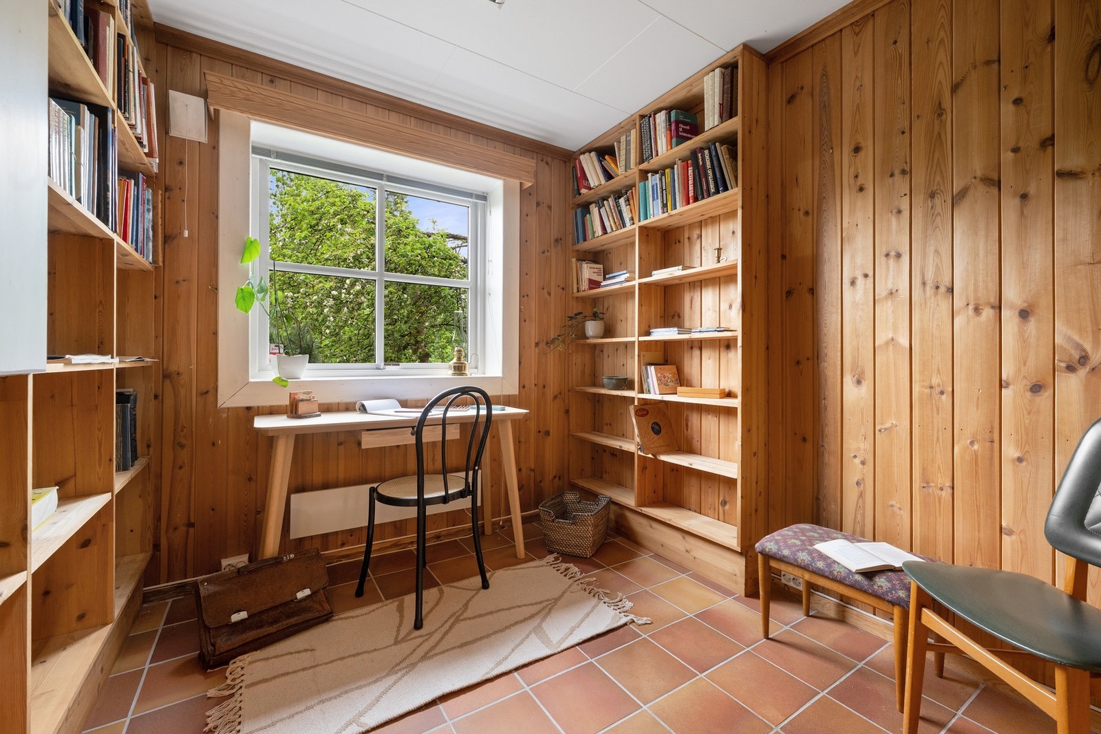 Et fleksibelt rom som kan egne seg godt som kontor, hobbyrom eller praktisk arbeidsrom, med hyggelig utsyn mot hagen. Galleribilde