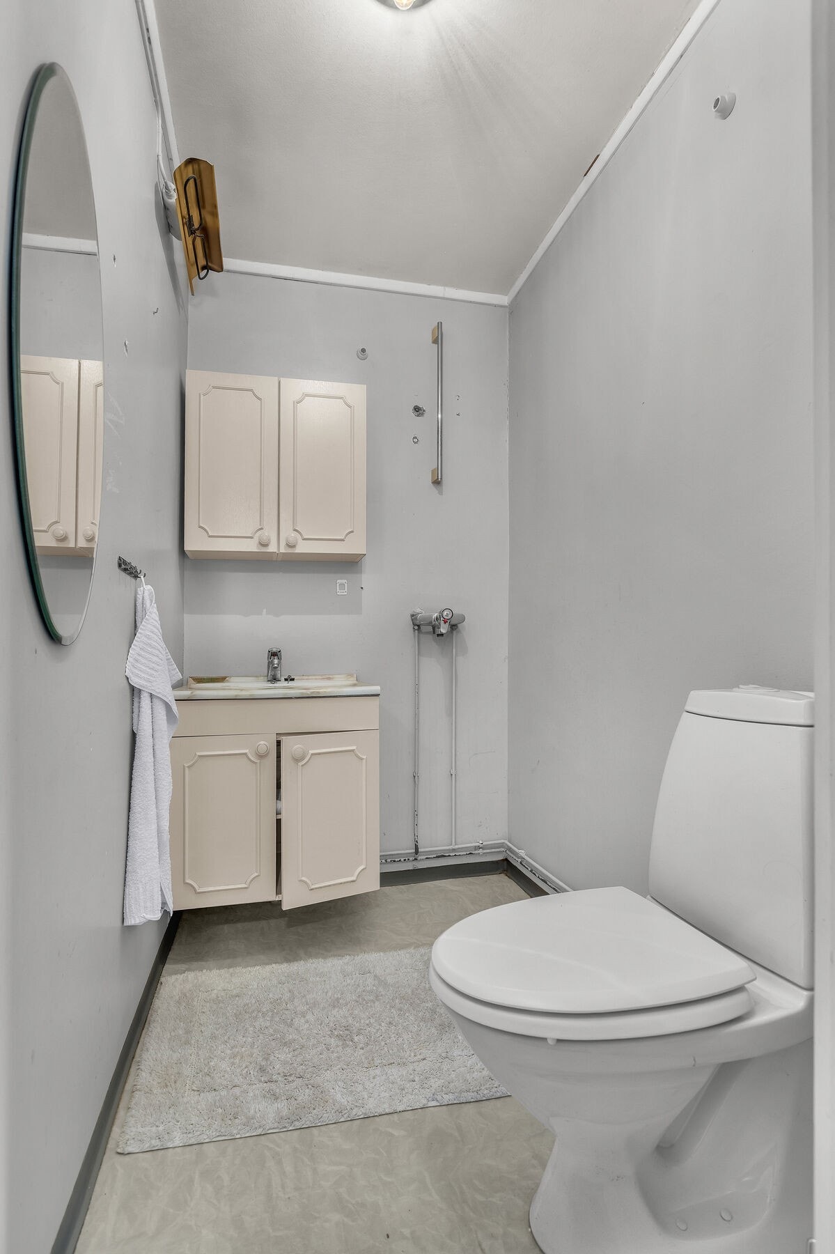 Badet i underetasjen er fra byggeår Galleribilde