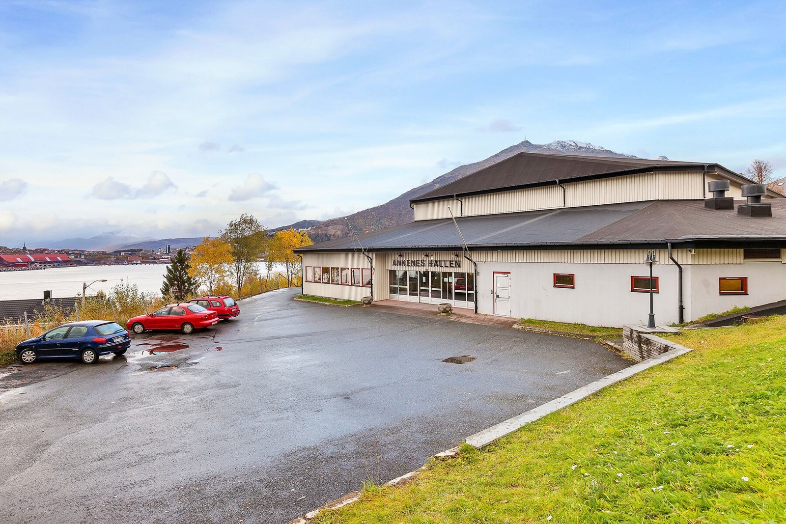 Ankeneshallen med aktivitetstilbud ligger kun tre minutters gange unna. Galleribilde
