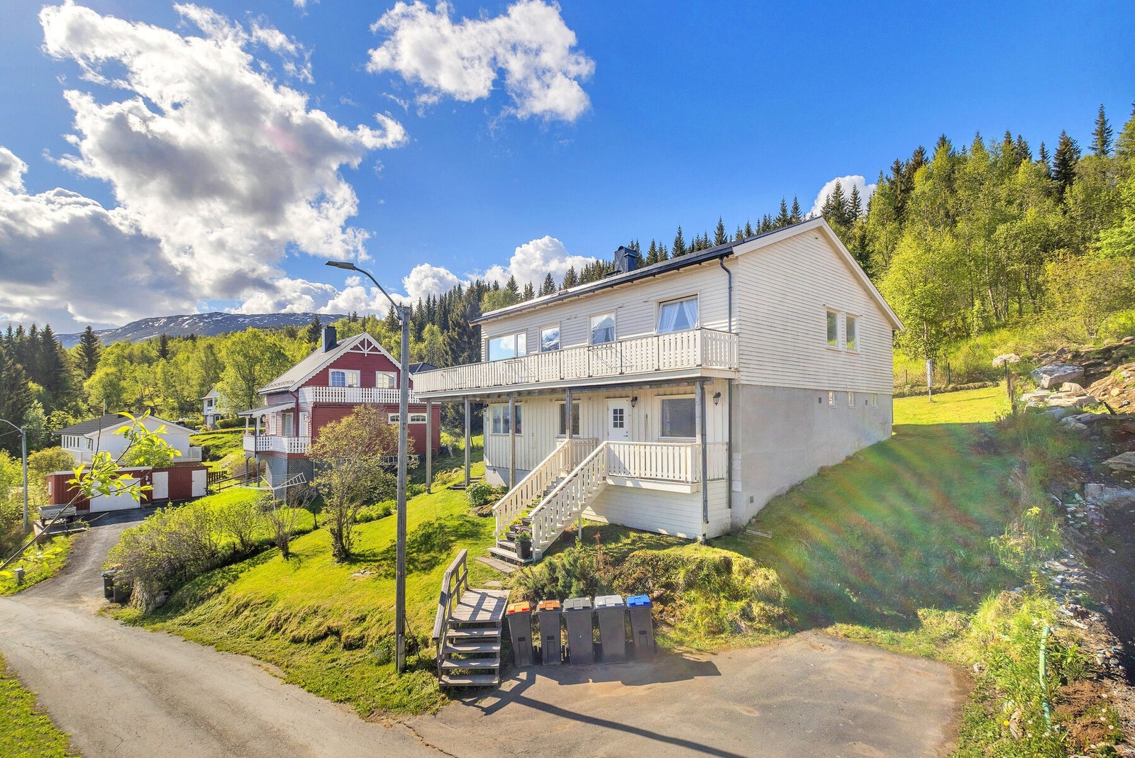 Eiendommen ligger i et etablert og familievennlig boligområde på Ankenes. Galleribilde