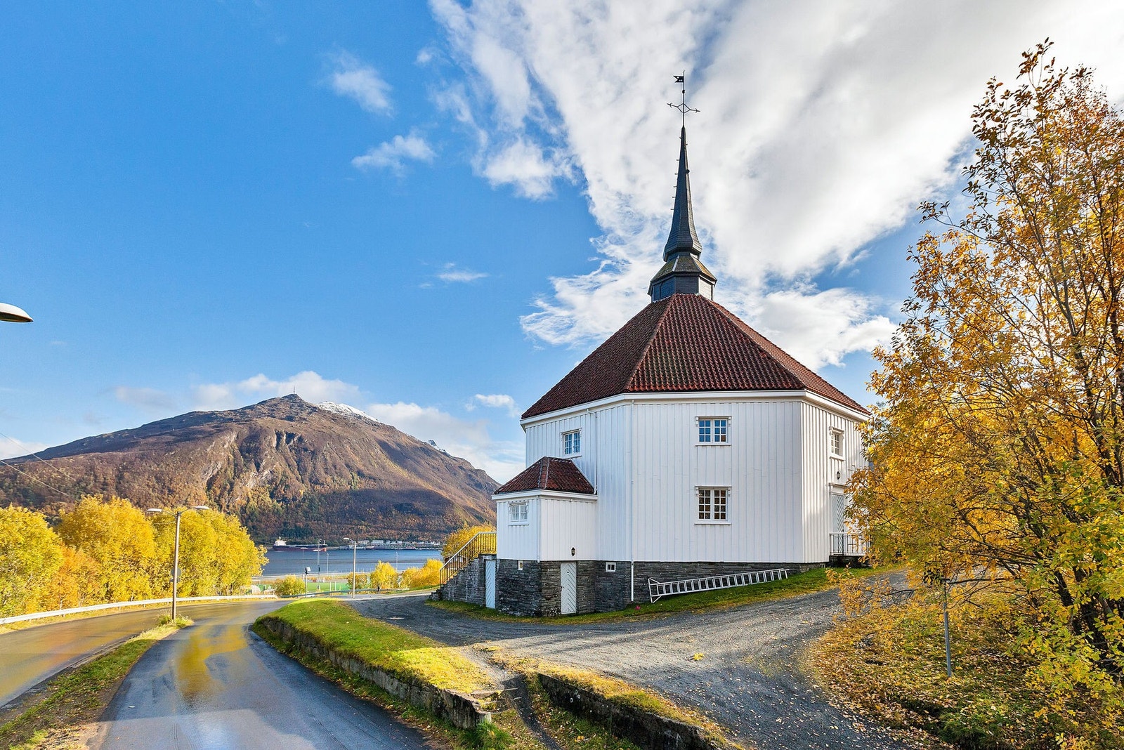 Ankenes kirke er et landemerke i området. Galleribilde