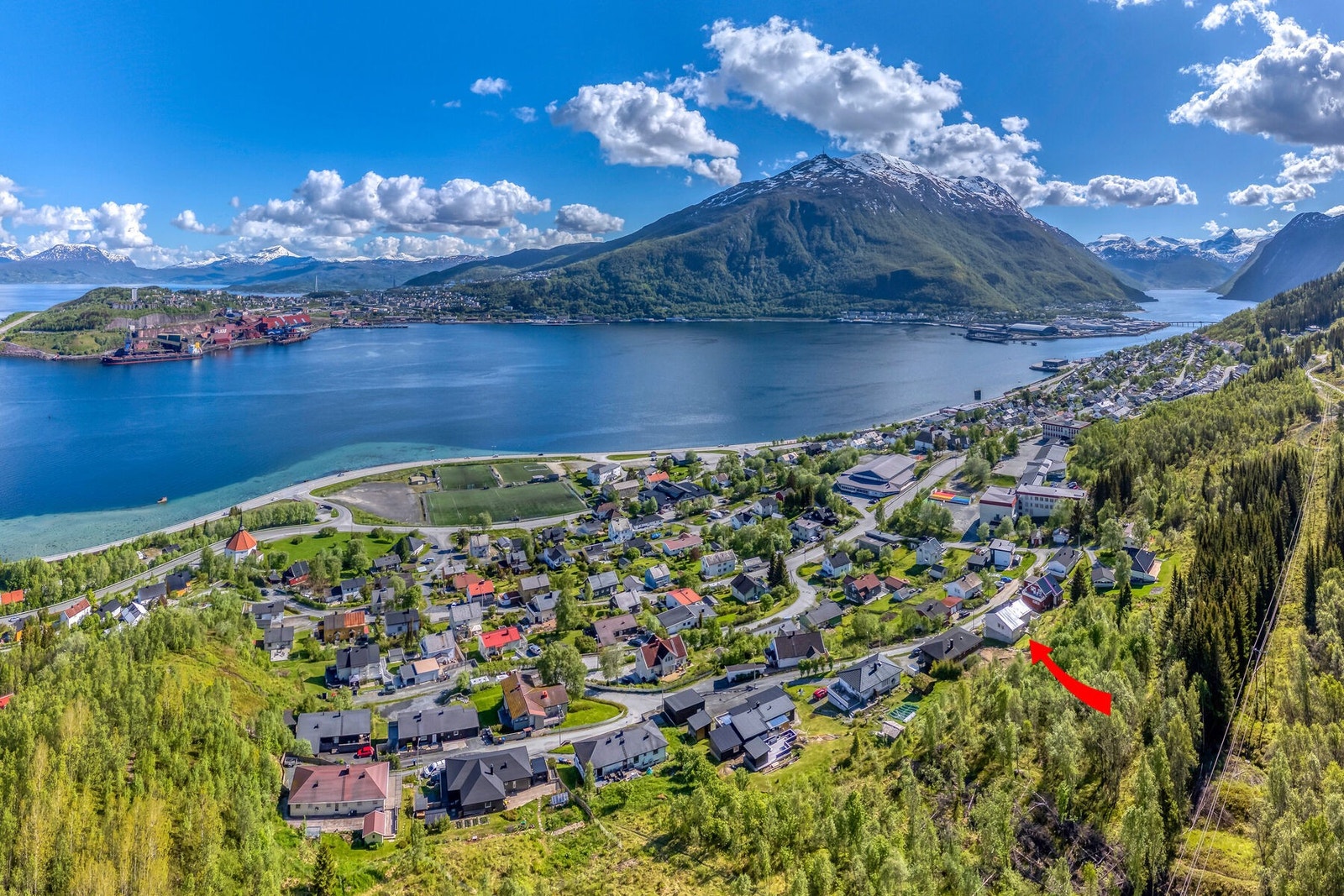 Boligen er omkranset av natur og har nærhet til turområder. Galleribilde