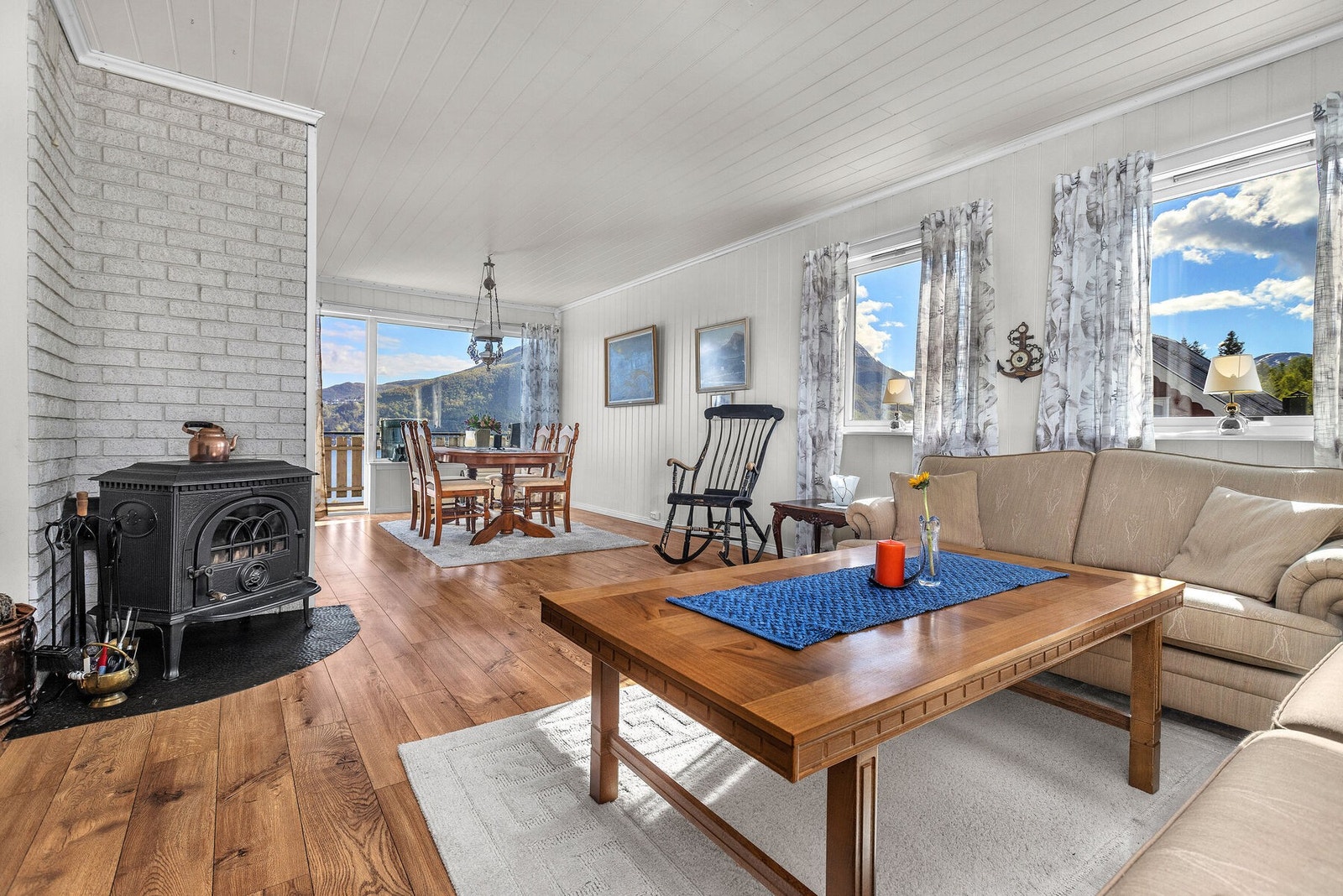 Stuen er stor nok til å romme både sittegruppe og spisebord. Galleribilde