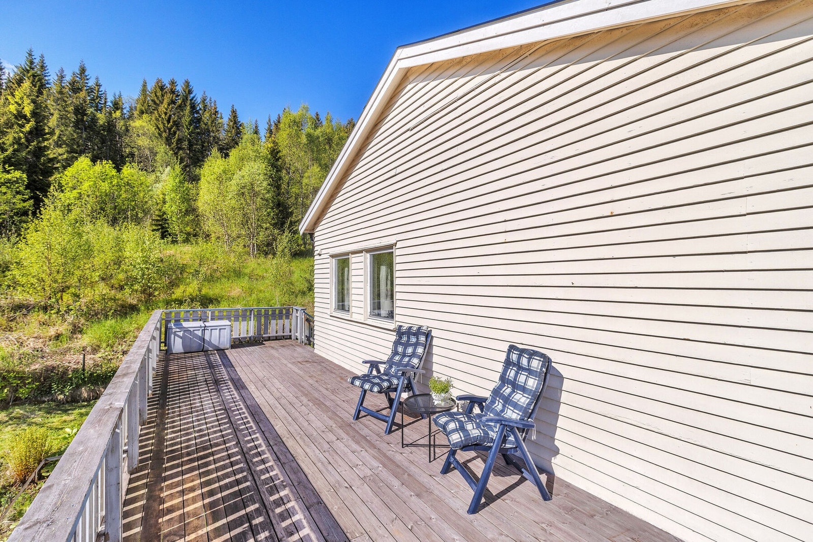 Den ene enden av verandaen vender mot skogholtet bak huset. Galleribilde