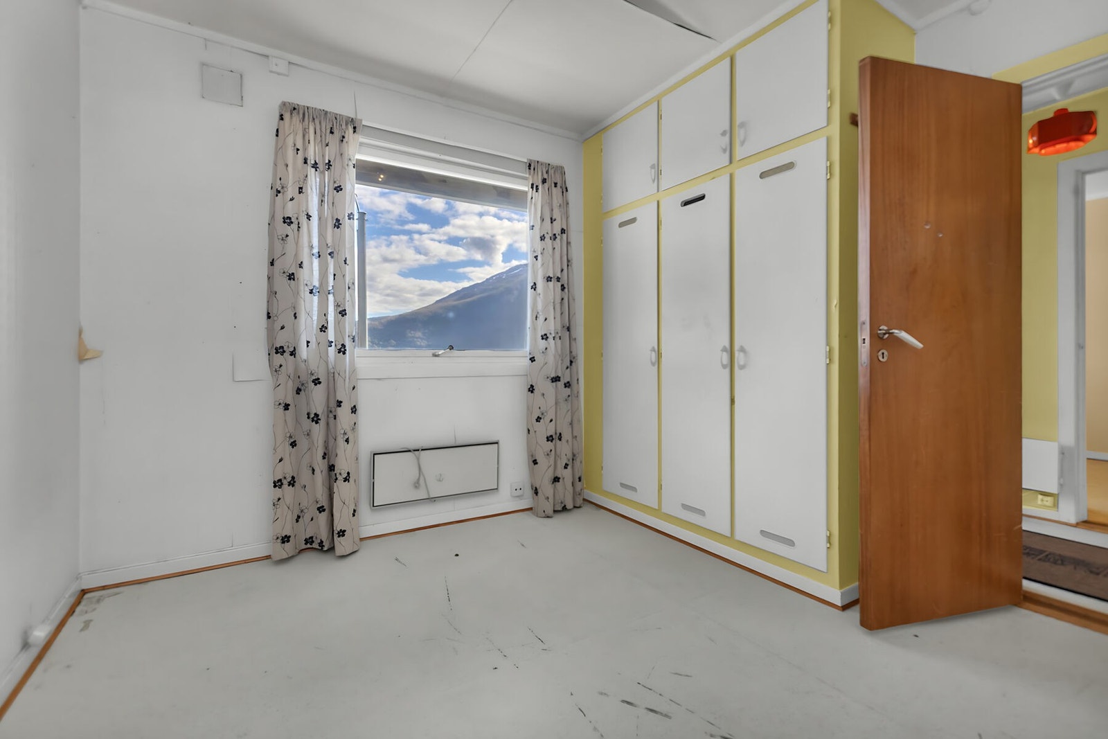 I tillegg til stuen er det et innredet soverom i underetasjen, med plassbygde skap. Galleribilde