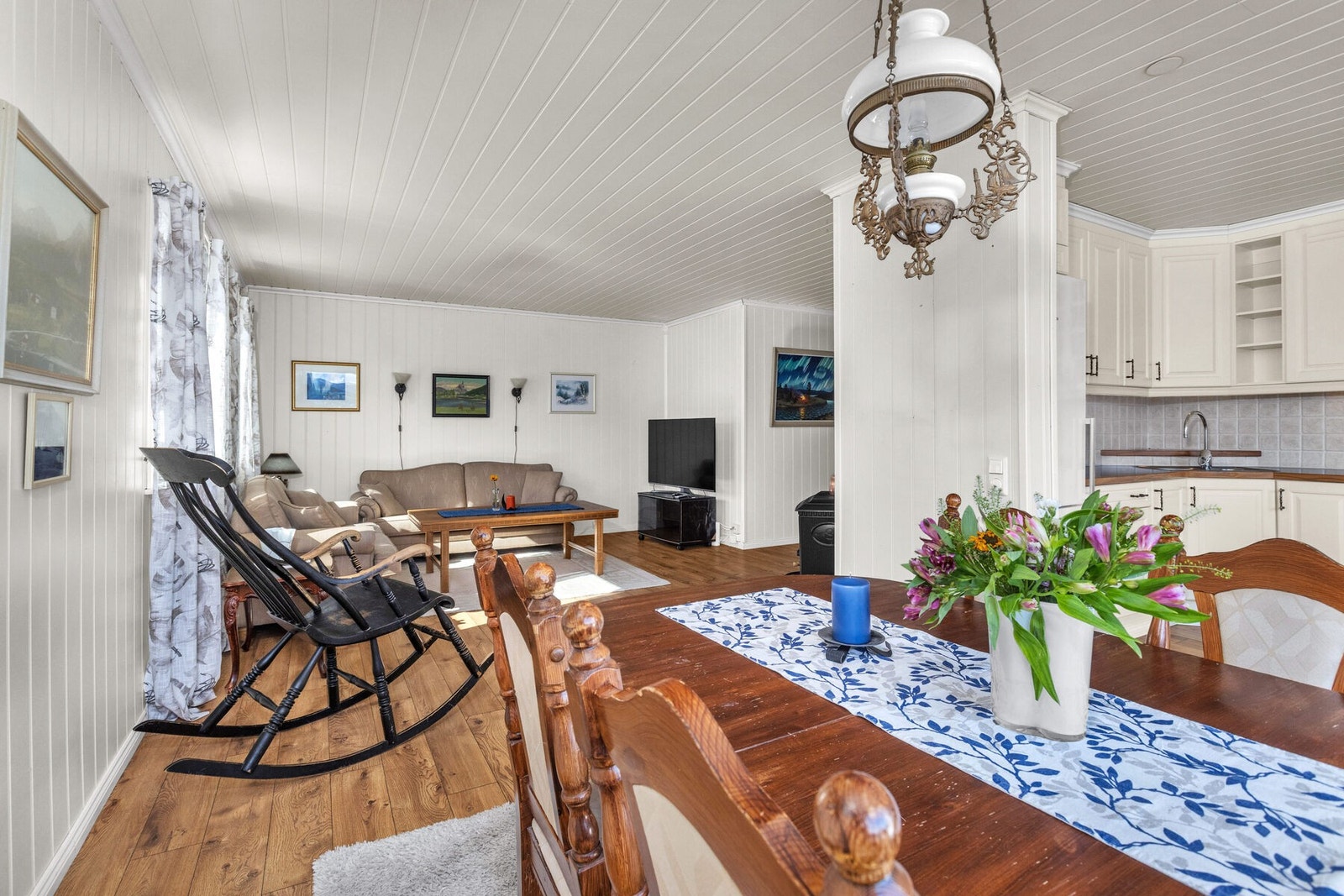 Stuen har en tradisjonell og funksjonell planløsning. Galleribilde