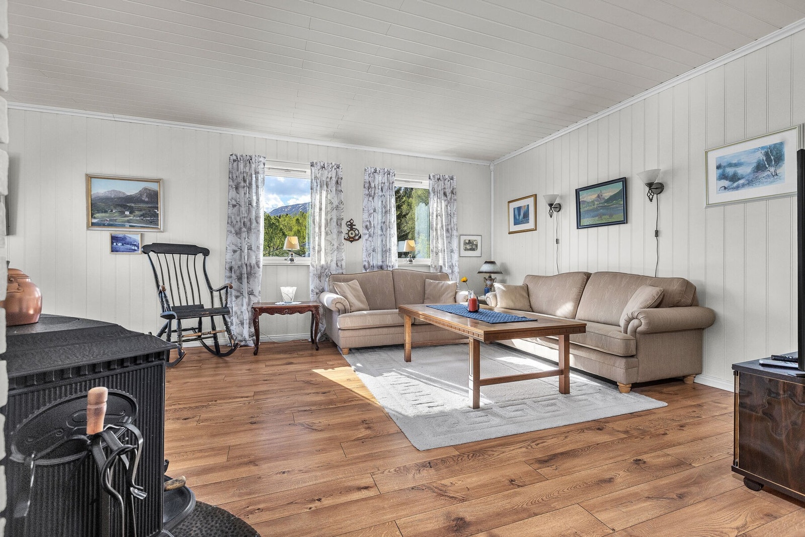 Rommet har plass til en romslig sofagruppe. Galleribilde
