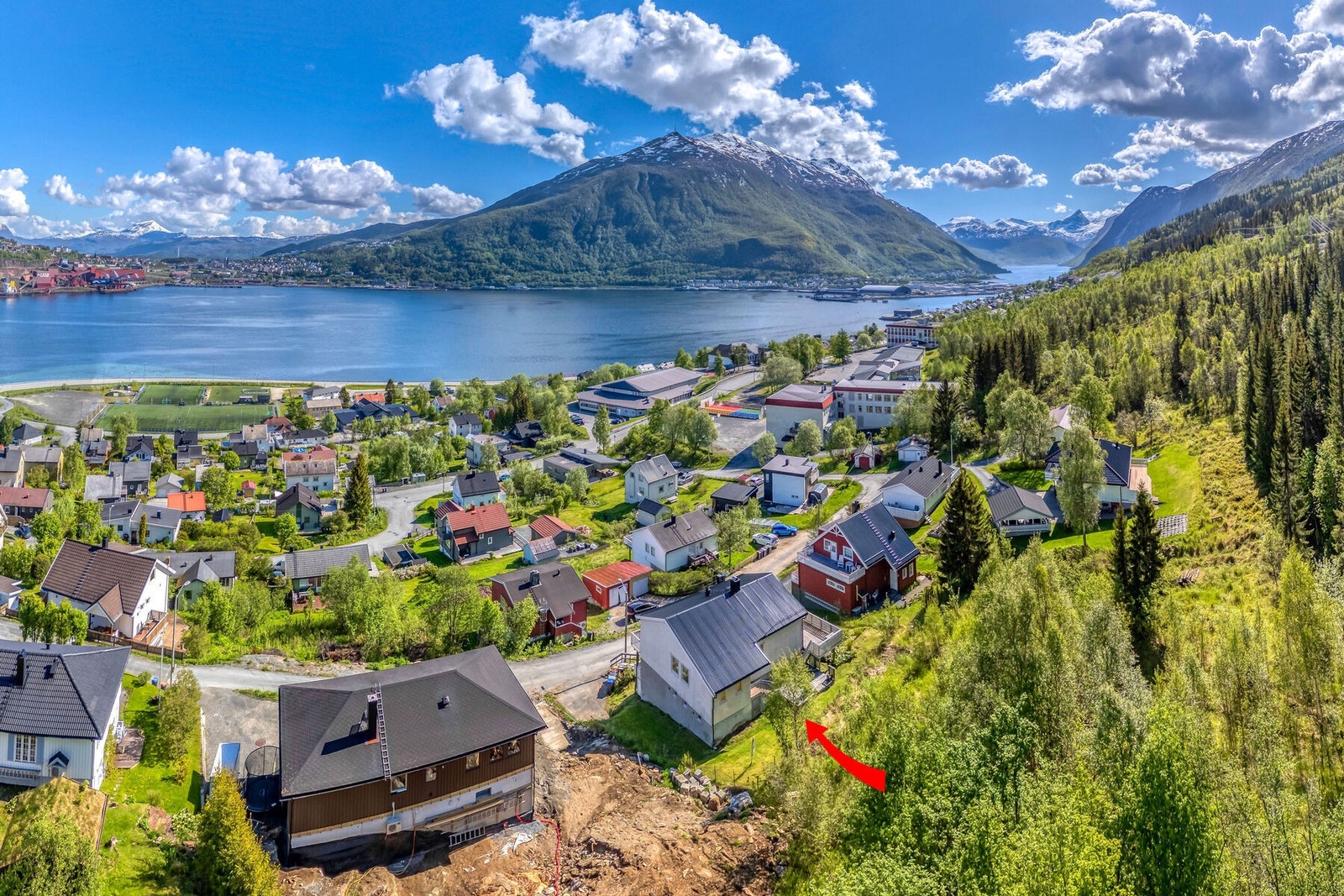 Boligen har en fin plassering i boligfeltet. Galleribilde