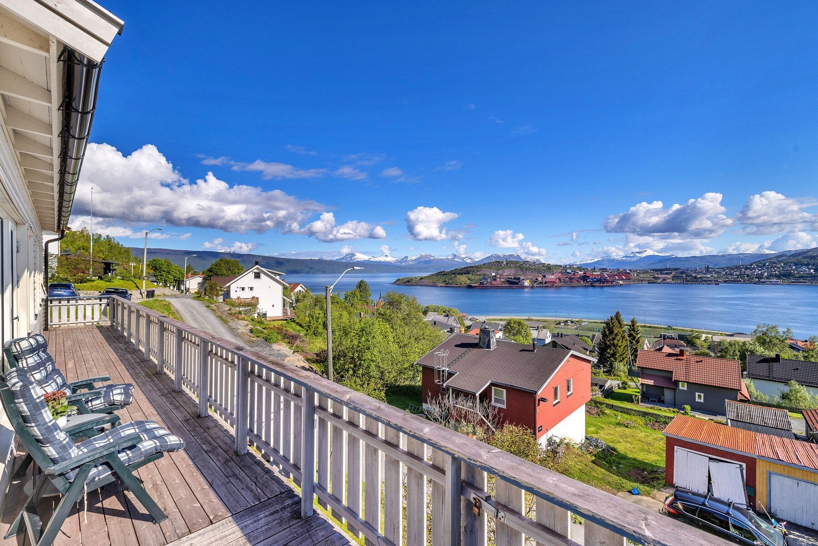 God plass til flere sittegrupper på den lange verandaen. Galleribilde