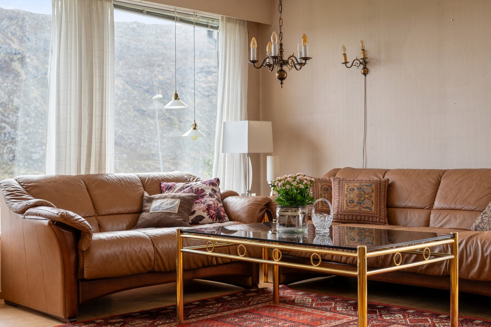 God plass til romslig sofa. Galleribilde