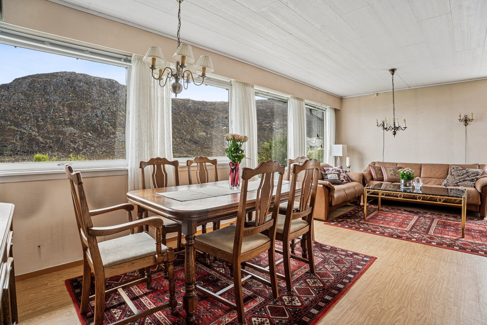 Naturlig plass til spisegruppen. Galleribilde