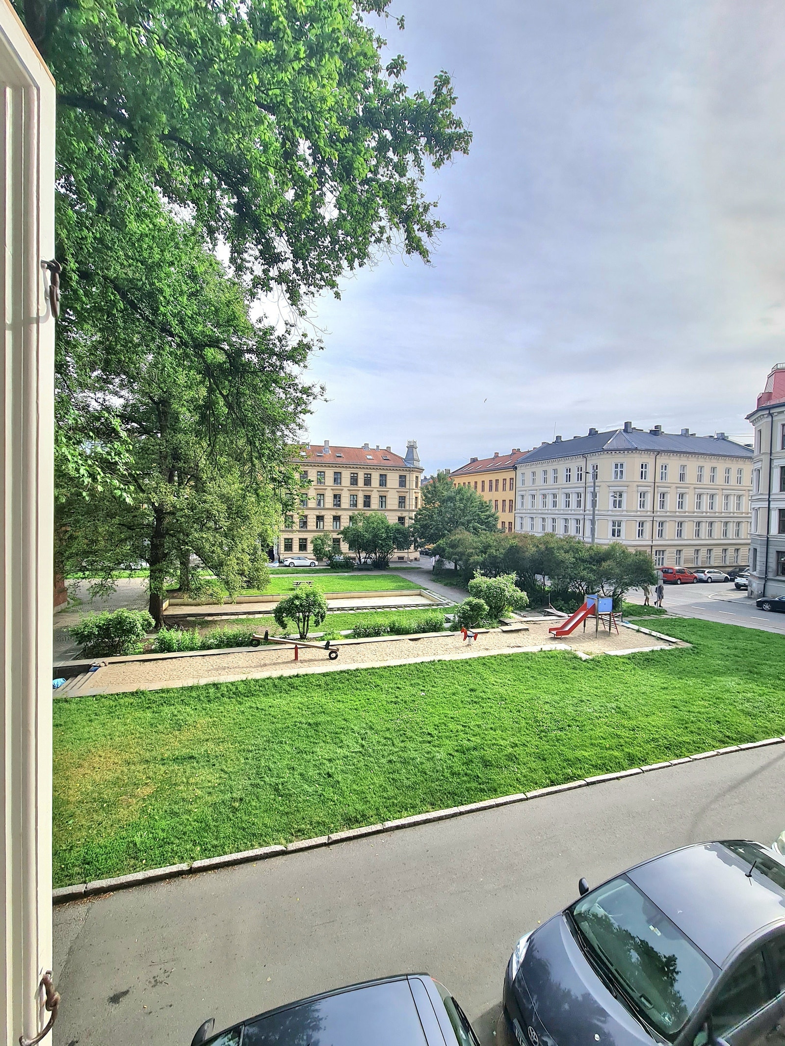 Utsikt til nydelige og stille Paulus Plass parken Galleribilde