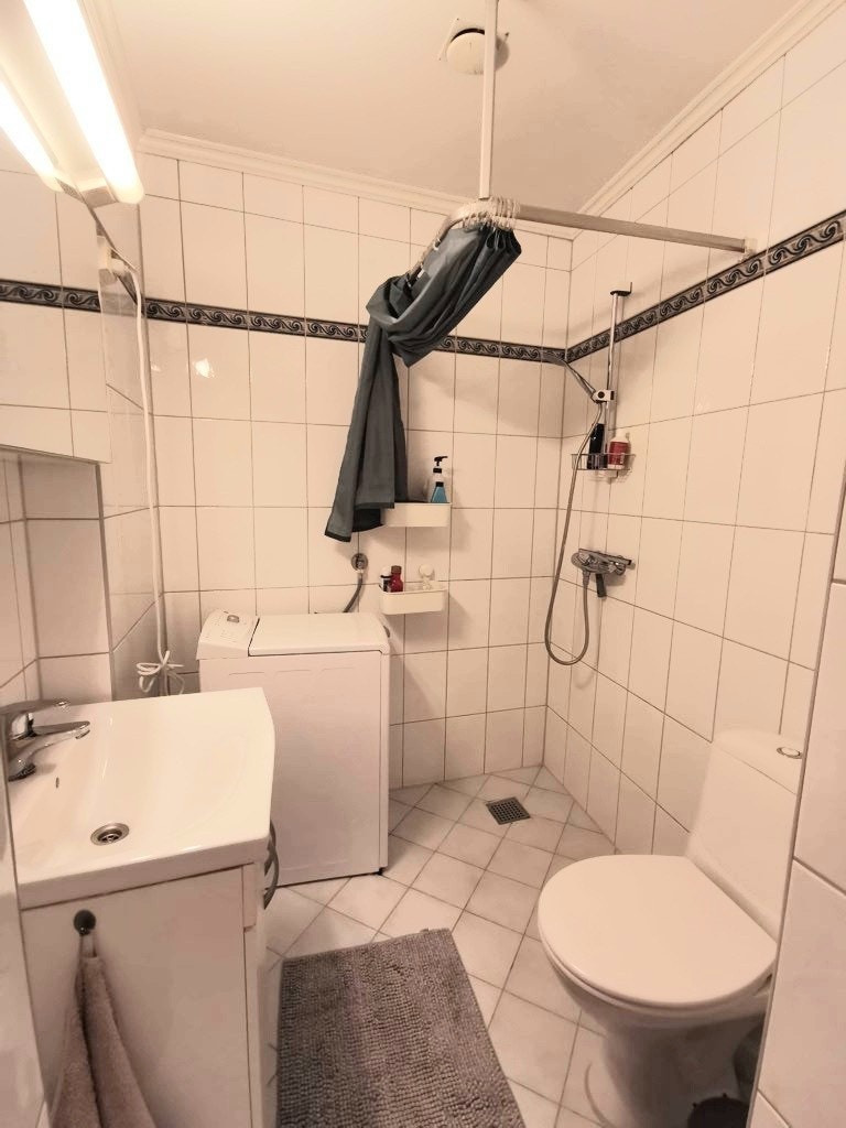 Toalett med opplegg for vaskemaskin Galleribilde