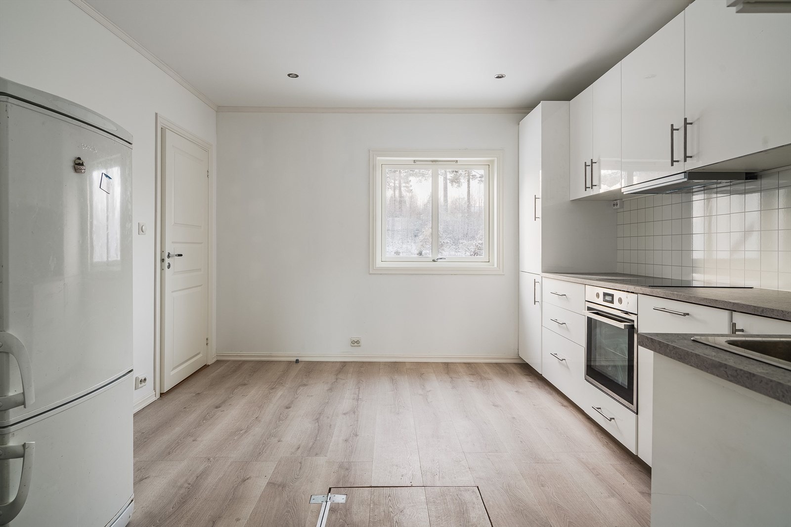 Det er integrert kjøle- og fryseskap, vaskemaskin og koketopp. Galleribilde