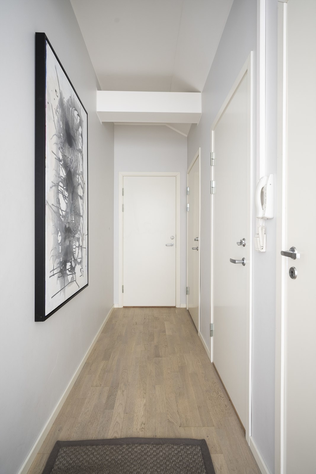 Hoveddelen og hybeldelen er tilknyttet via gangen. Galleribilde